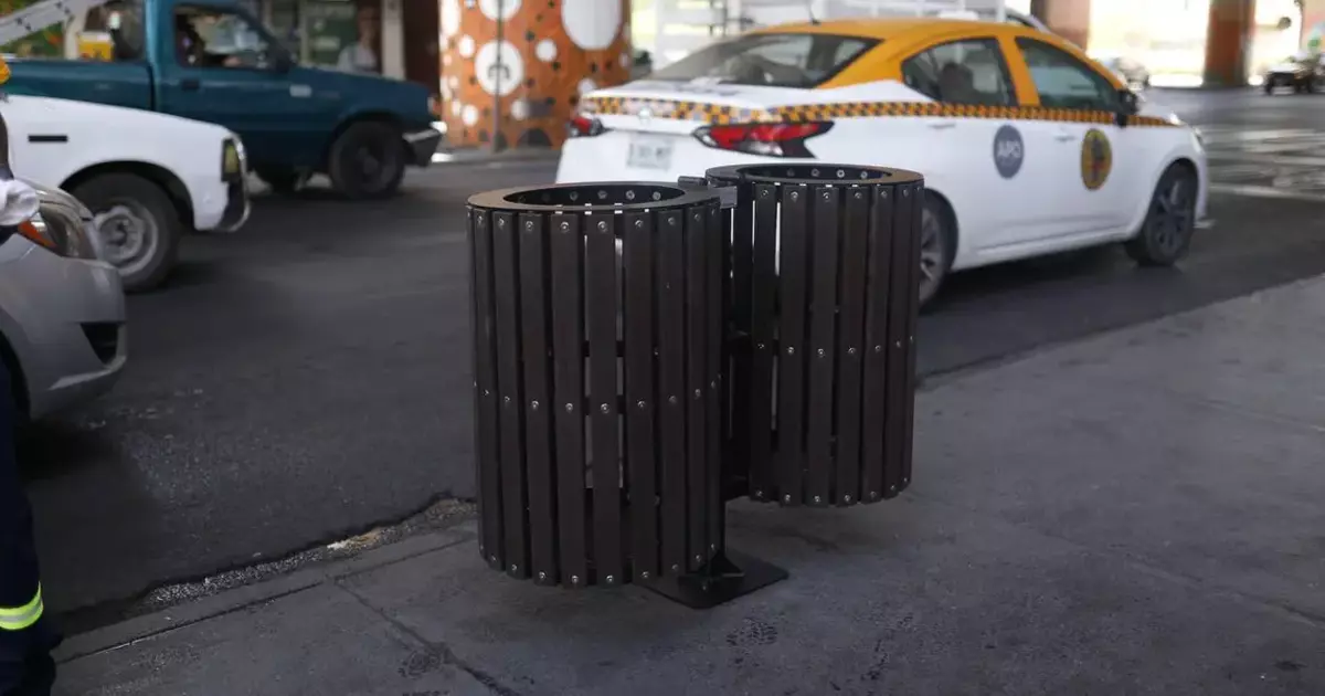 Instala Monterrey nuevos contenedores de basura de la zona Centro